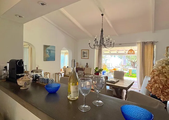 Paomia Vila Cargèse